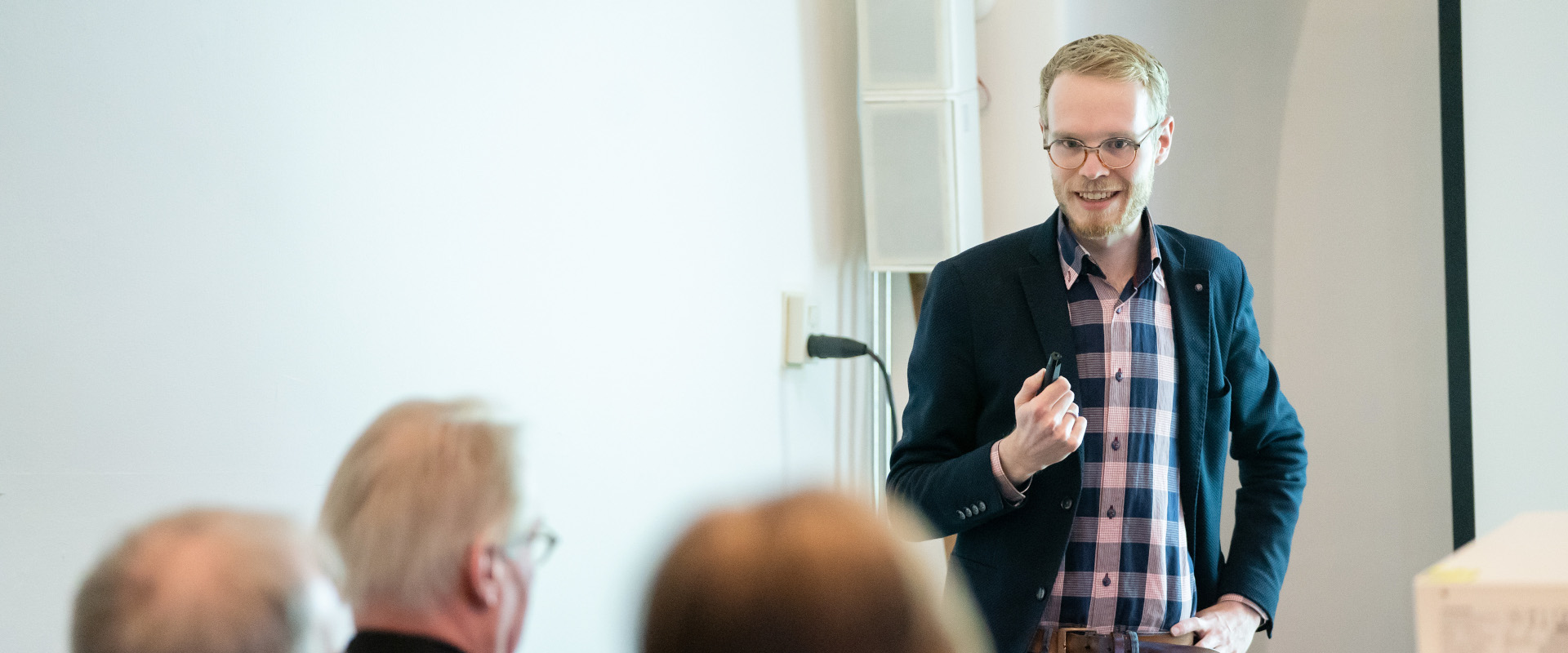 Foto Jurijn Timon die presenteert